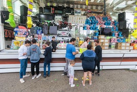 Aspecto de una de las tómbolas instaladas en el ferial granadino.