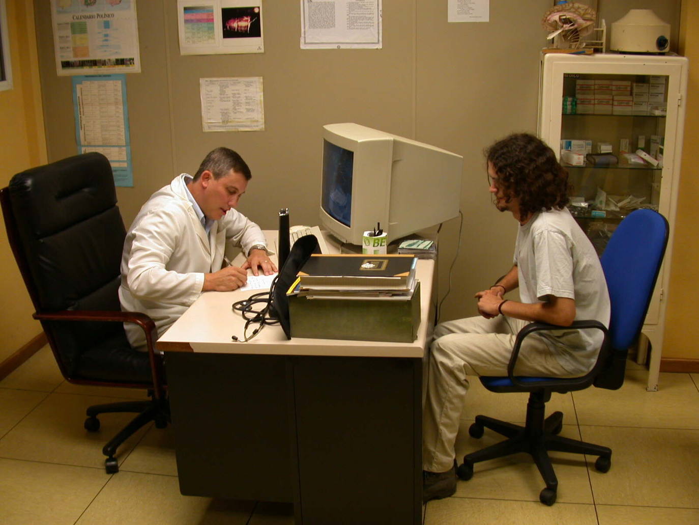 Imagen de archivo de un médico pasando consulta.