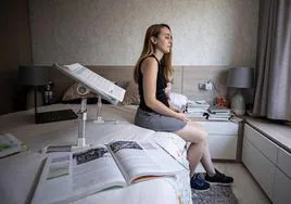 Irene estudia en su cama con una mesa adaptada desde hace nueve meses.