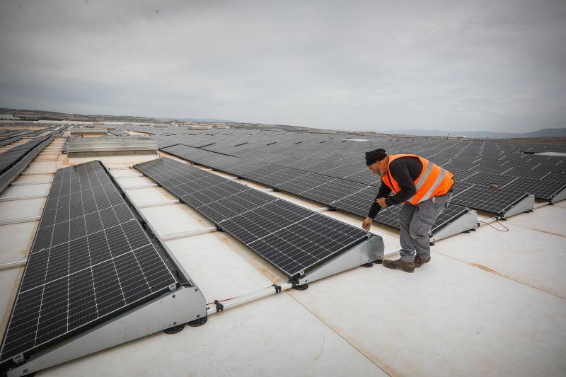 Un profesional revisando una instalación de placas solares en una industria granadina.