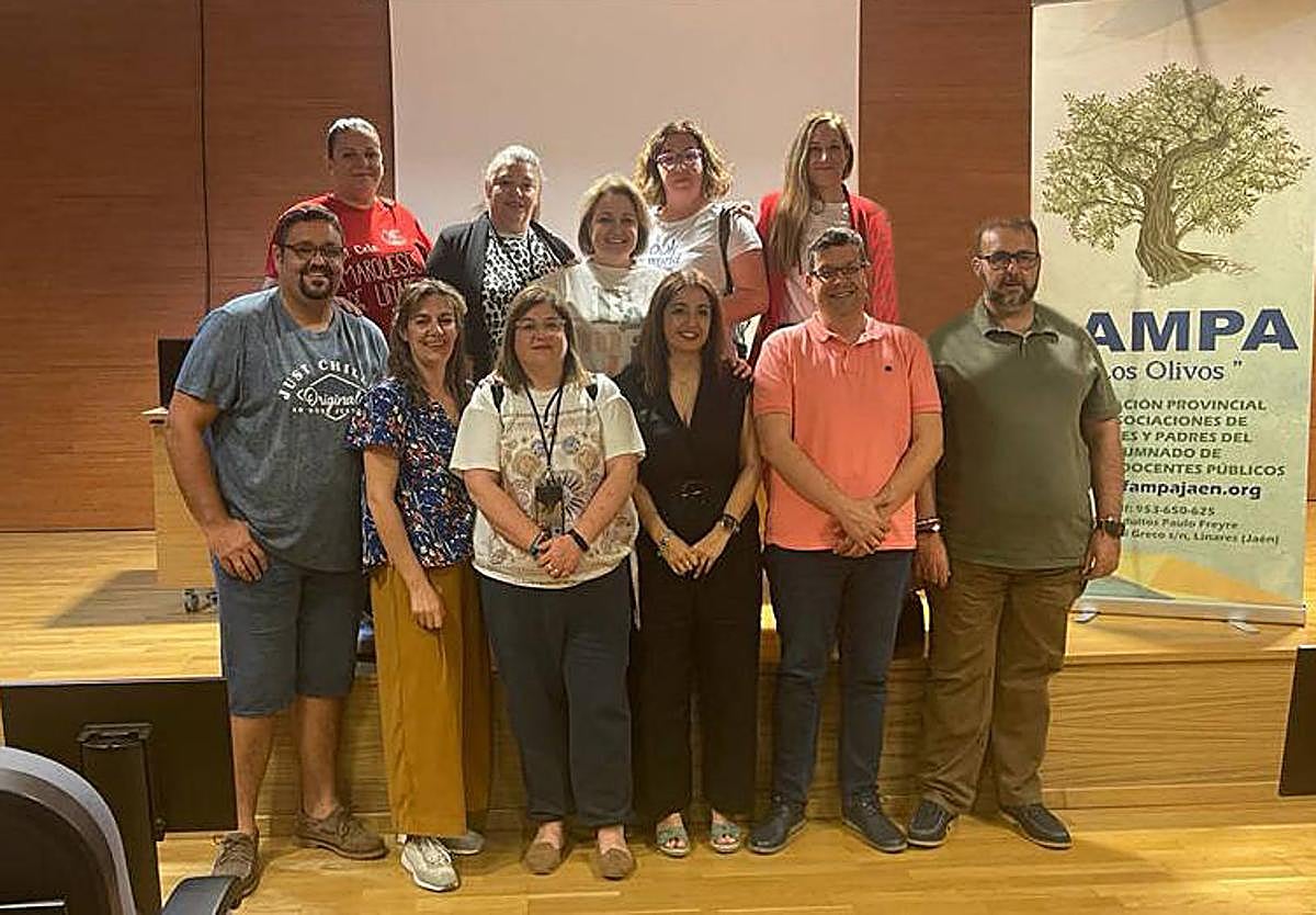 Foto de familia de la nueva junta directiva.