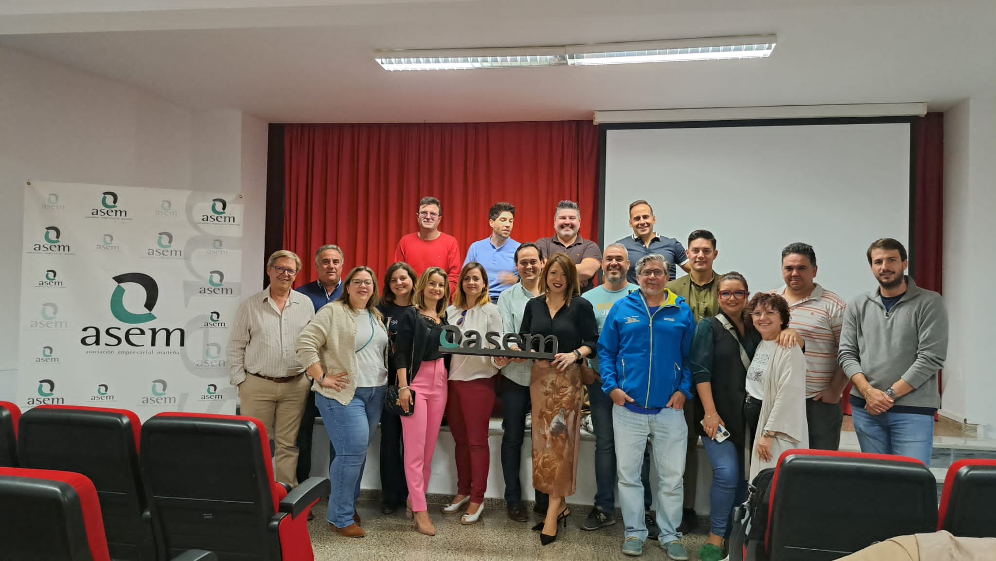 Foto de familia de algunos de los participantes en la asamblea.