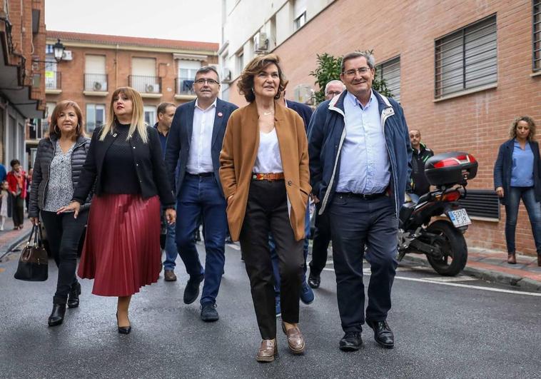 Carmen Calvo y José Entrena, a la derecha de la foto, en un acto en Granada.