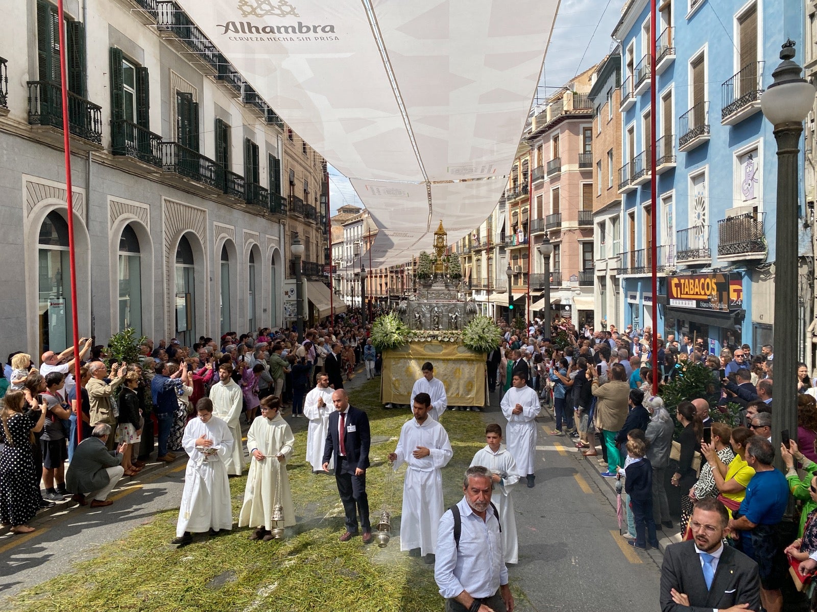 Las imágenes de la procesión del Corpus y la Tarasca por las calles de Granada