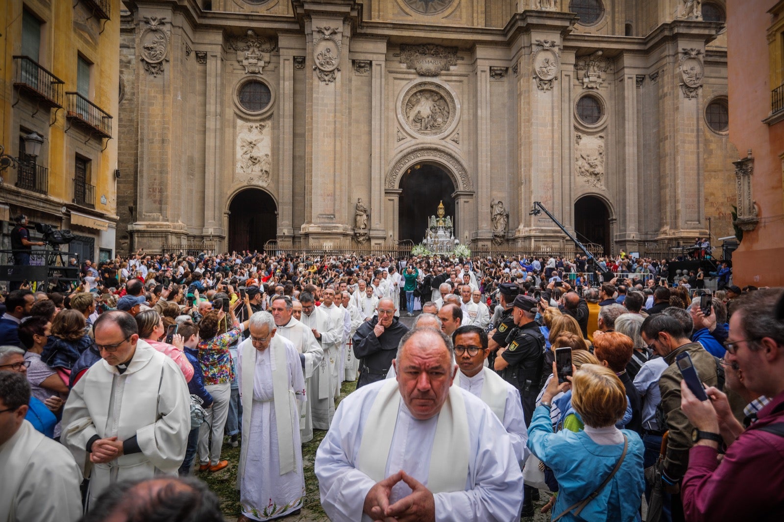 Las imágenes de la procesión del Corpus y la Tarasca por las calles de Granada