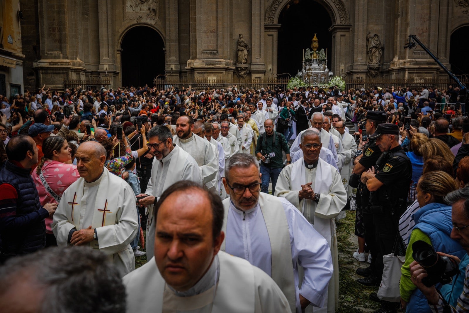 Las imágenes de la procesión del Corpus y la Tarasca por las calles de Granada