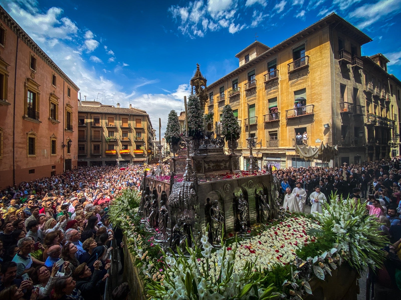 Las imágenes de la procesión del Corpus y la Tarasca por las calles de Granada