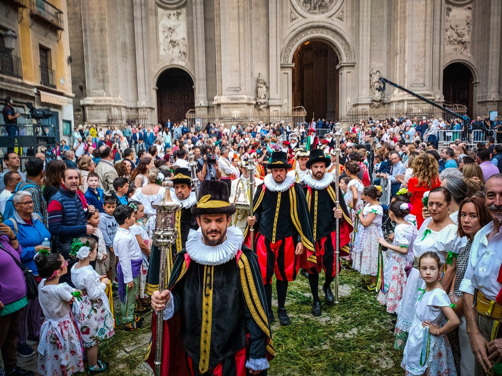 Las imágenes de la procesión del Corpus y la Tarasca por las calles de Granada