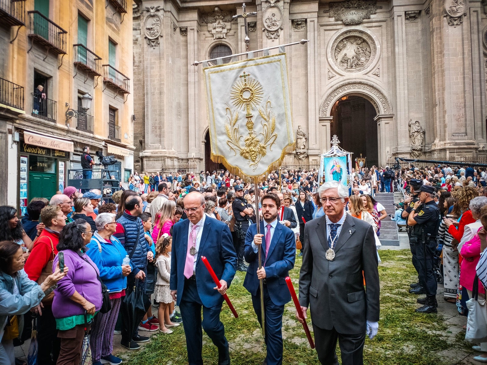 Las imágenes de la procesión del Corpus y la Tarasca por las calles de Granada