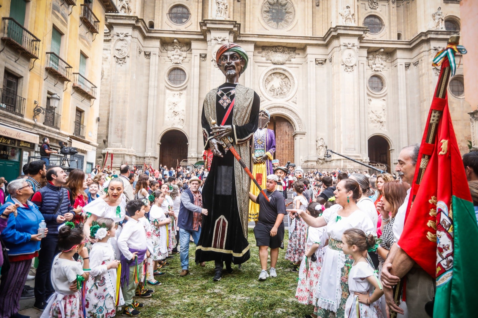 Las imágenes de la procesión del Corpus y la Tarasca por las calles de Granada