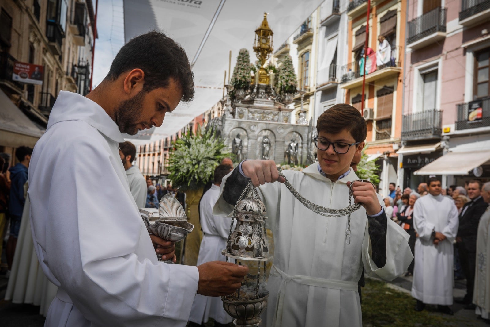 Las imágenes de la procesión del Corpus y la Tarasca por las calles de Granada