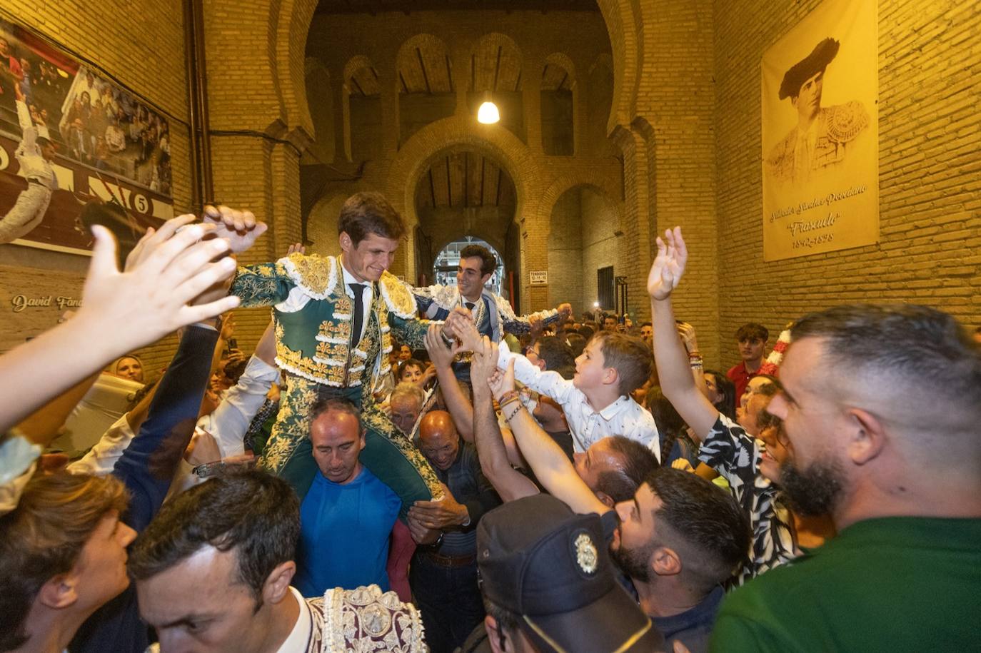 Las imágenes de la tarde triunfal de El Juli, Roca Rey y Tomás Rufo