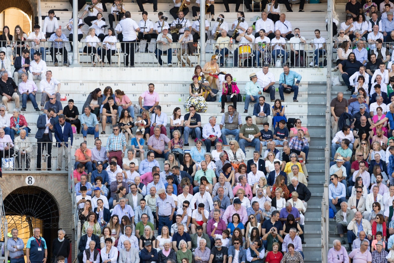 Encuéntrate en la plaza de toros de Granada en la tarde del viernes