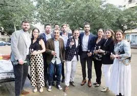 Manuel Lucena (centro) con amigos antes de los toros.