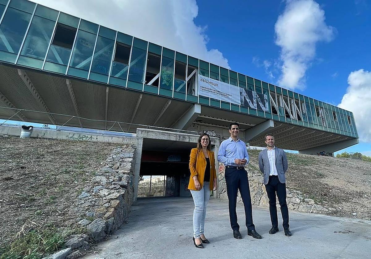 África Colomo, Juan José Prieto y Julio Millán, junto al edificio que se rehabilitará.