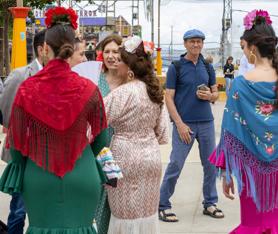 Imagen secundaria 2 - Los turistas también acuden a disfrutar del ferial de Almanjáyar.