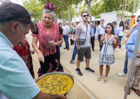 Imagen secundaria 1 - Los turistas también acuden a disfrutar del ferial de Almanjáyar.