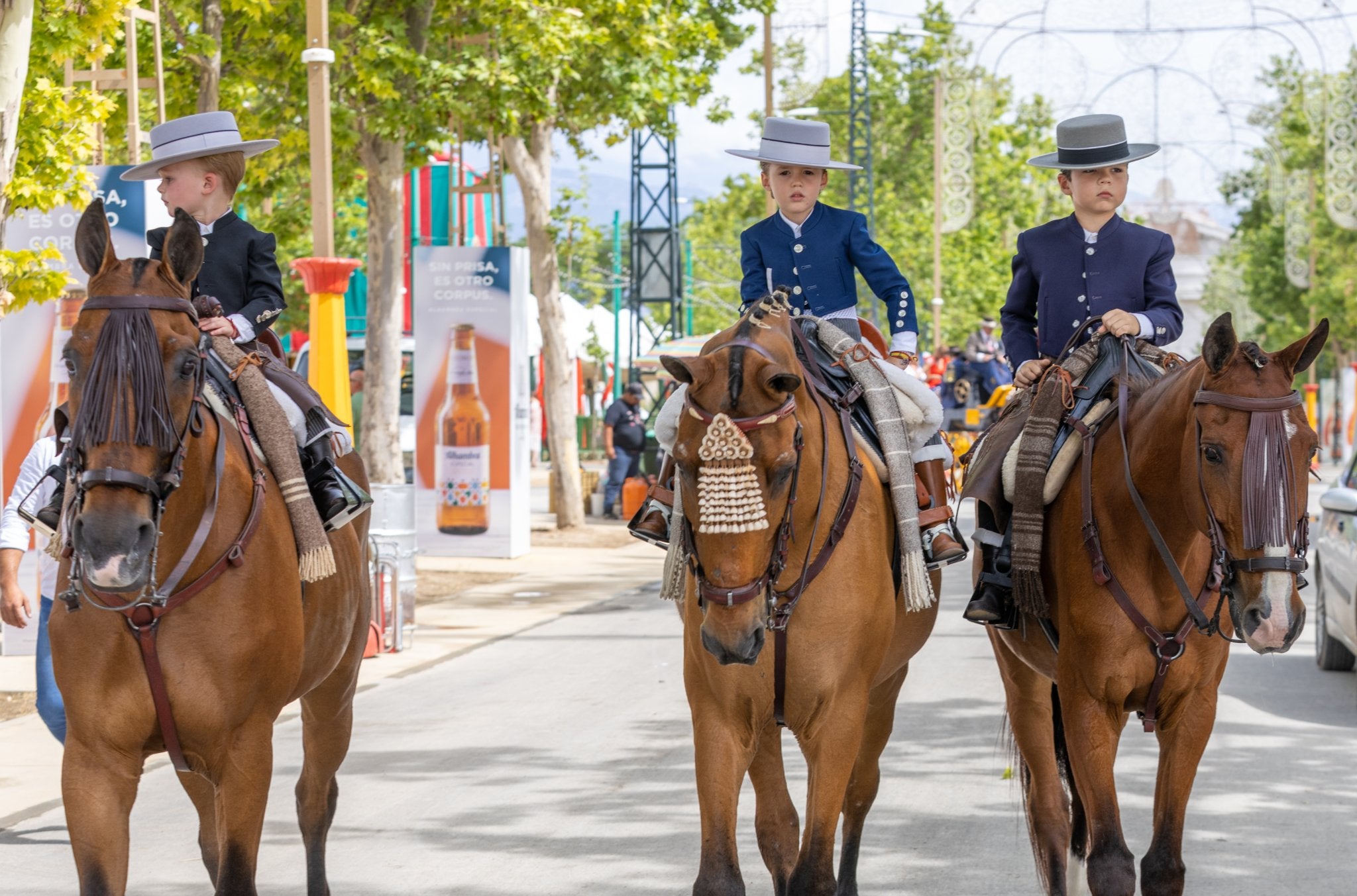 Los tres pequeños jinetes, por las calles de la feria.