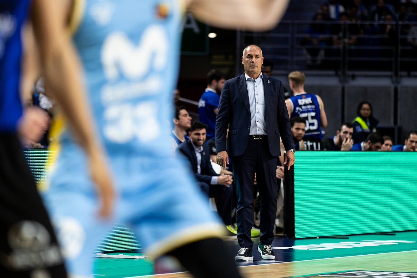 Curro Segura observa desde el banquillo un lance del 'play off' ante el Estudiantes.