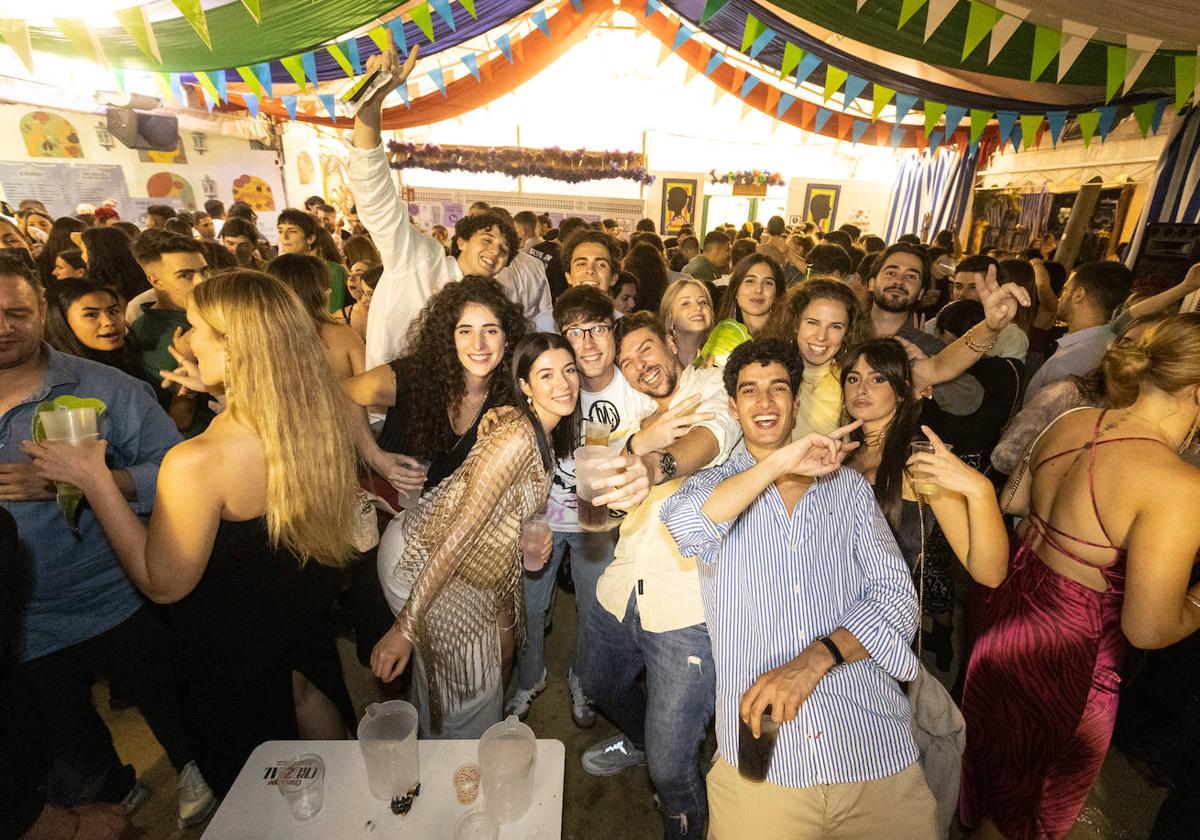 Un grupo de jóvenes vive la noche en las casetas del Corpus.