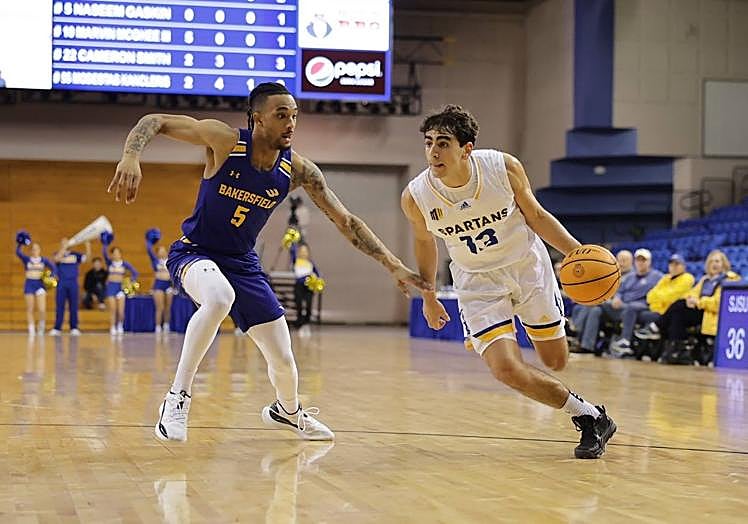 Cárdenas (d) busca camino hacia el aro.