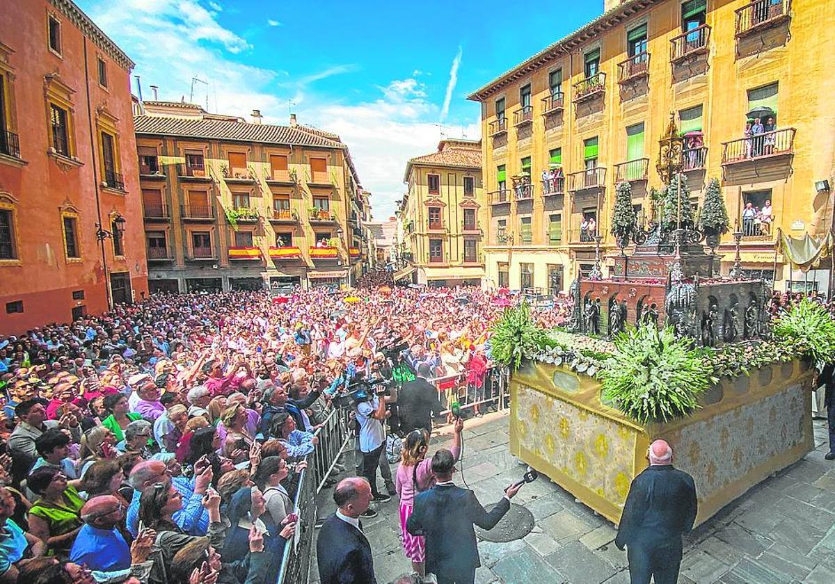 Las Pasiegas, a rebosar durante la procesión del jueves.