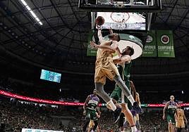 Rebote de Nikola Kalinic en el Carpena