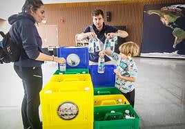 Una familia juega a repartir agua entre los usos previstos en la sociedad de consumo.