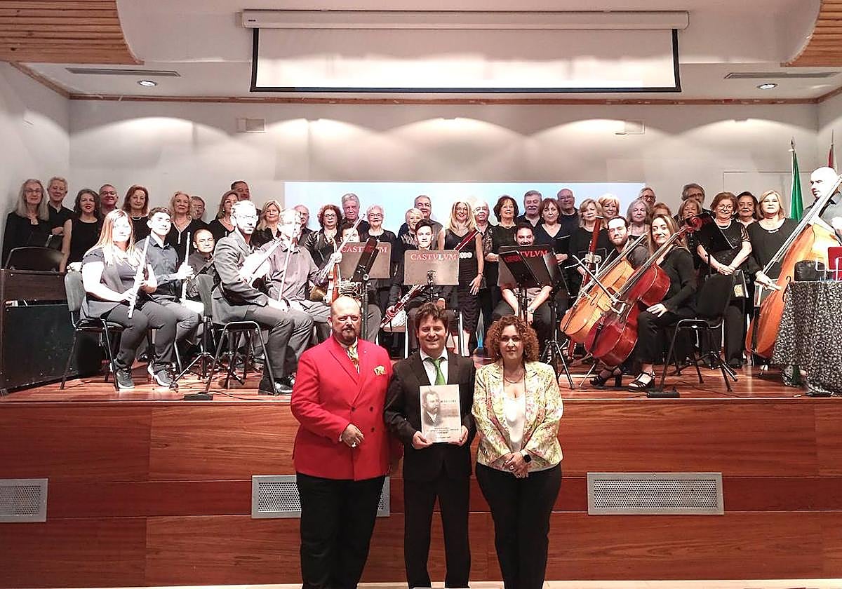 Francisco José Martín y Jaime, Alfredo Catalán Casado y Rocío Carrascosa, con el Coro y Orquesta Castvlvm detrás, en el escenario de El Pósito.