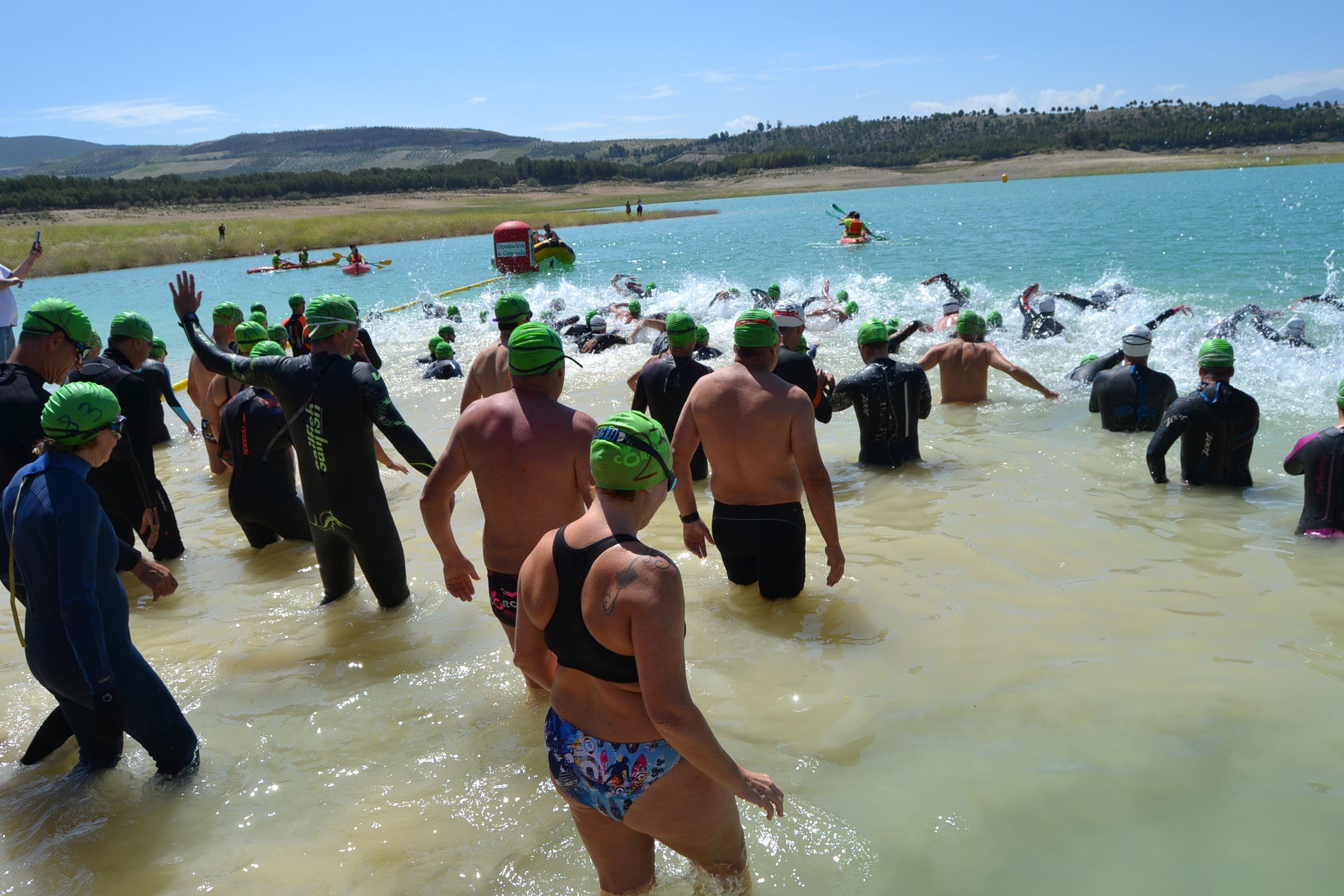 Un grupo de nadadores en el Pantano de los Bermejales.