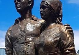 Escultura en homenaje a las familias de pescadores de Almería.