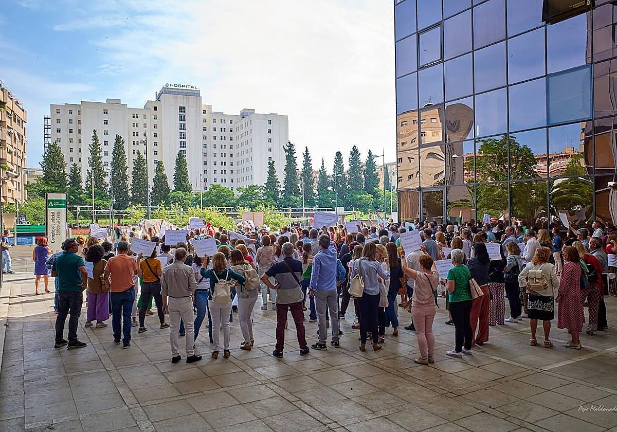Concentración de este lunes en la parte central de la Caleta.