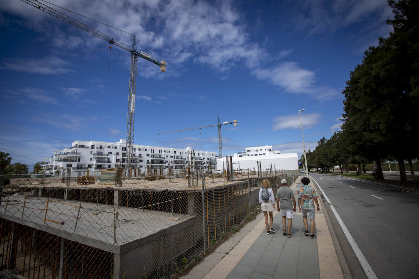 Imagen principal - Playa Granada agota el suelo disponible y estrenará otras 436 viviendas este verano