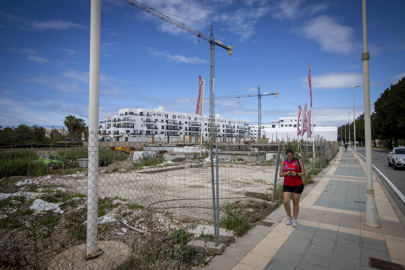 Imagen secundaria 2 - Playa Granada agota el suelo disponible y estrenará otras 436 viviendas este verano
