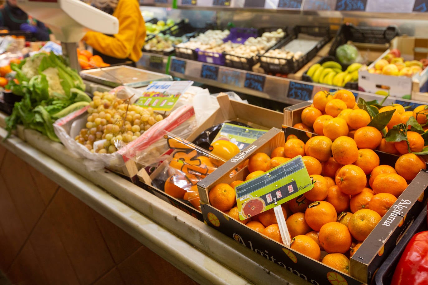 Precios en una frutería de Granada.