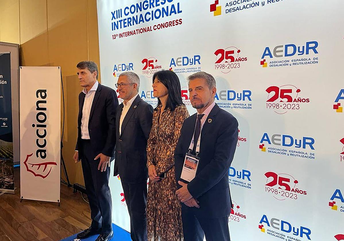 El delegado del Gobierno en Andalucía, el secretario de estado, la subdelegada y el presidente de la asociación española de desalación y reutilización, organizadora del congreso.