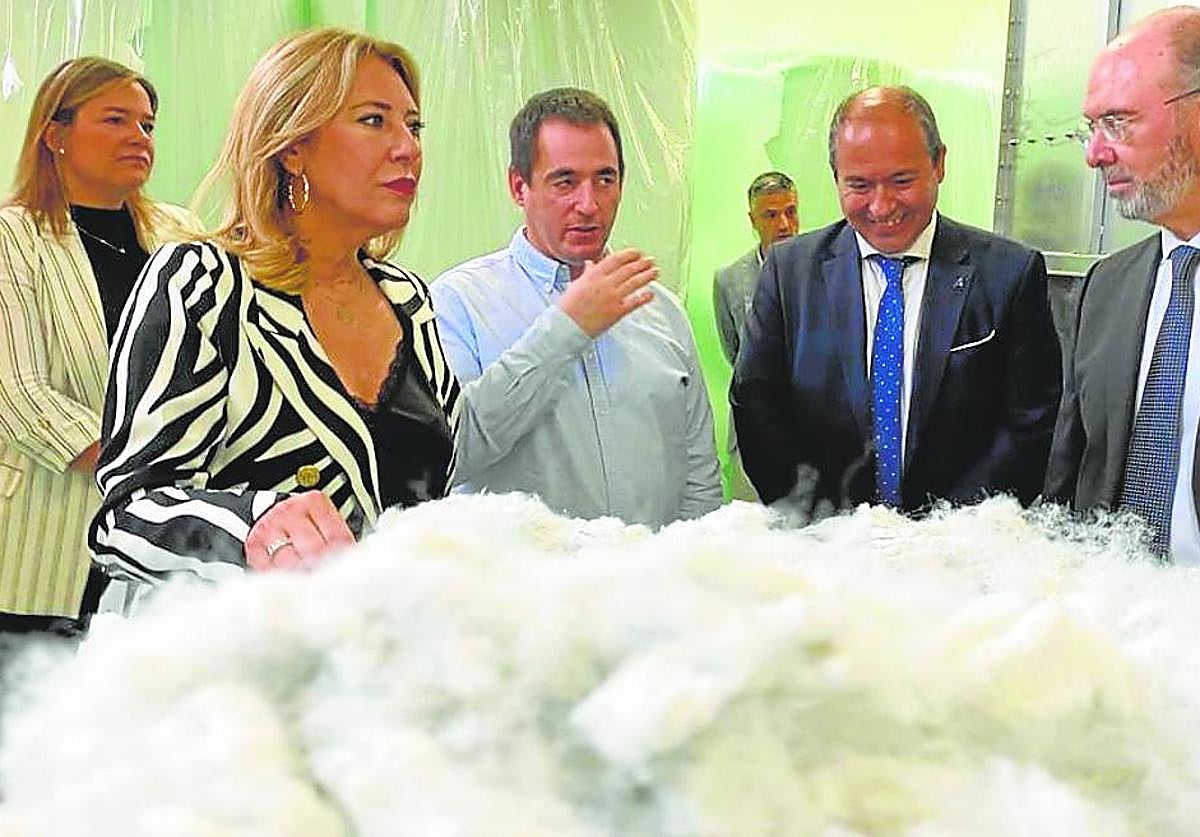 La consejera conversa con los responsables de Jalsosa.