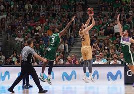 Suspensión de Mirotic entre la defensa de Unicaja.