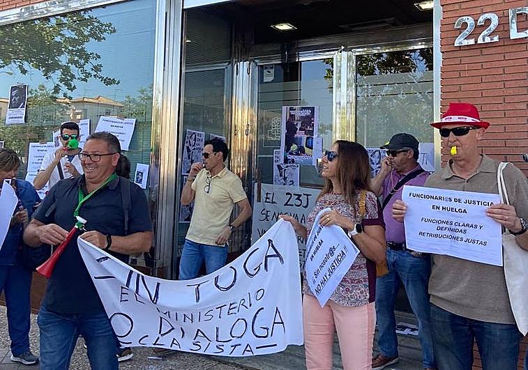 Los manifestantes han pegado este martes carteles en la sede del PSOE de la capital granadina.