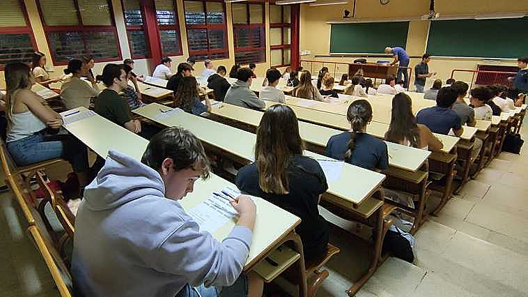 Los estudiantes realizan el examen de Lengua y Literatura en una de las sedes en Granada