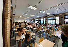 Alumnos dispuestos para iniciar el examen de Historia de España en el Aulario II de la UAL.