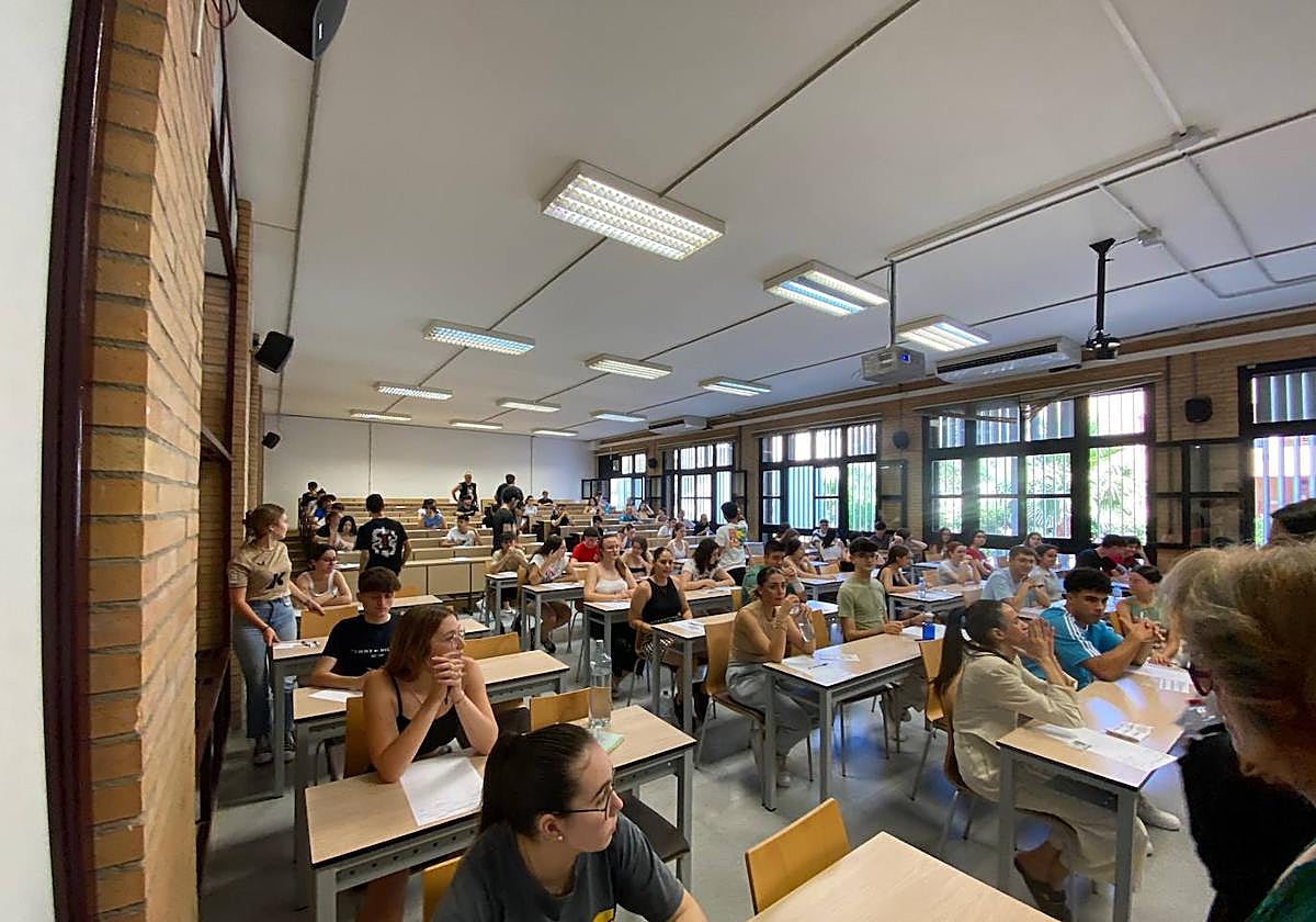Alumnos dispuestos para iniciar el examen de Historia de España en el Aulario II de la UAL.