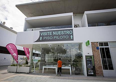 Imagen secundaria 1 - Playa Granada agota el suelo disponible y estrenará otras 436 viviendas este verano