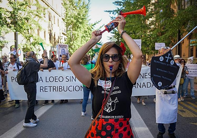 Davinia, delegada del SPJ-USO, recuerda que la ministra Llop se fue a la feria de Sevilla cuando comenzó el clamor de los funcionarios de todo el país.