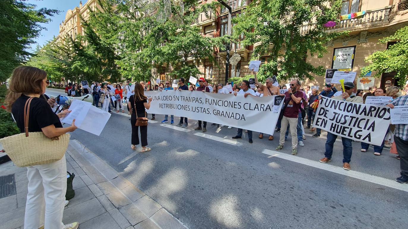 Los huelguistas, durante una de sus paradas.