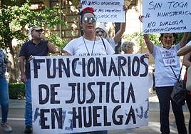 La cabeza de la manifestación de este miércoles durante su recorrido por la Gran Vía.