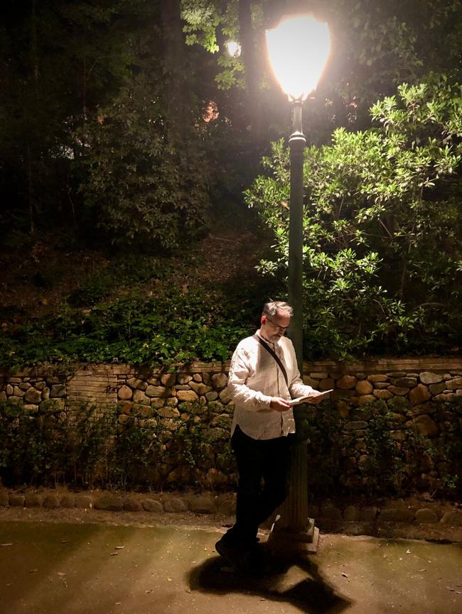 Walta, a la luz de la farola.