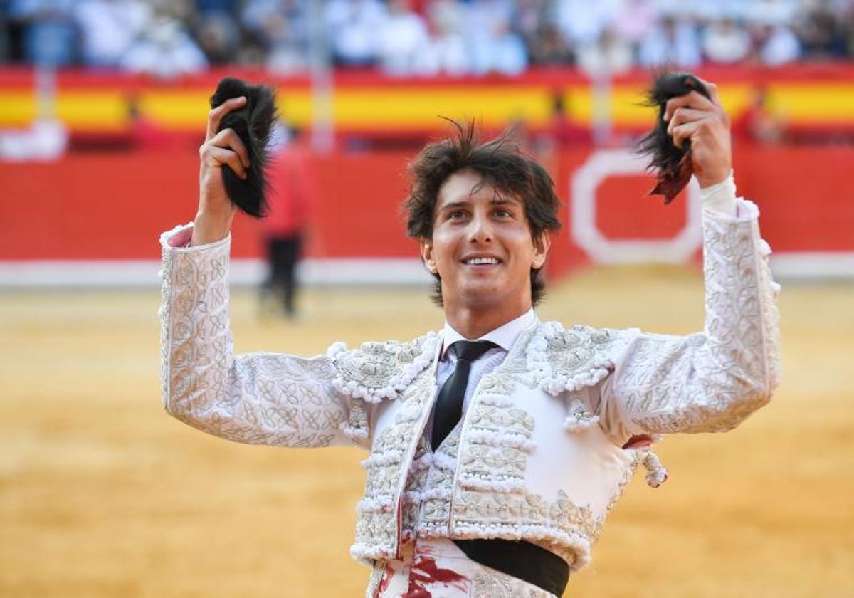 El diestro Roca Rey tras cortar dos orejas en una corrida de toros parte de la celebración de la fiesta del Corpus.