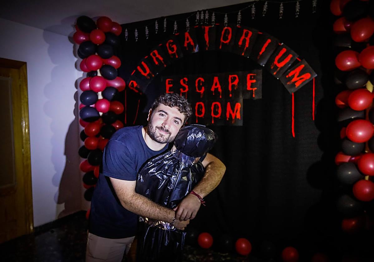 Antonio Molina, en la entrada a su 'escape room' situado en Alhendín.