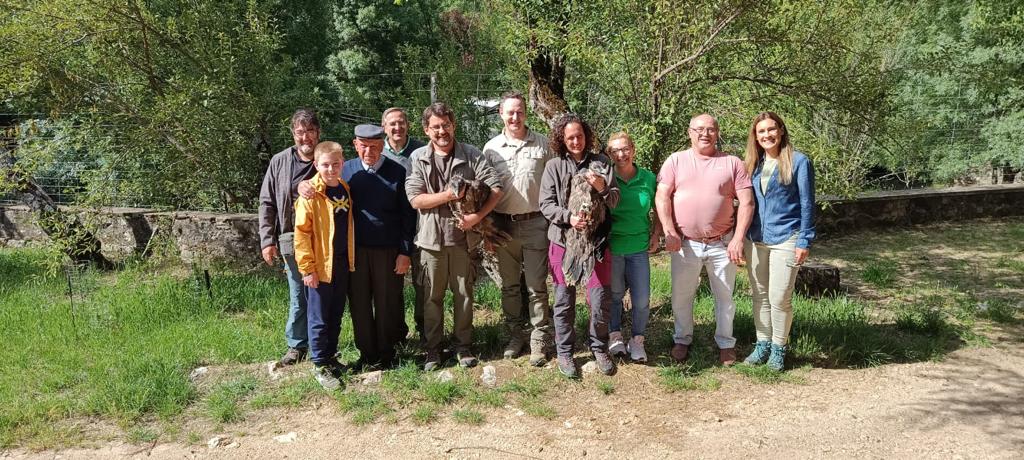 Foto de familia de la suelta, con Serafín y Ángeles, las dos personas homenajeadas por su colaboración con el programa del quebrantahuesos.